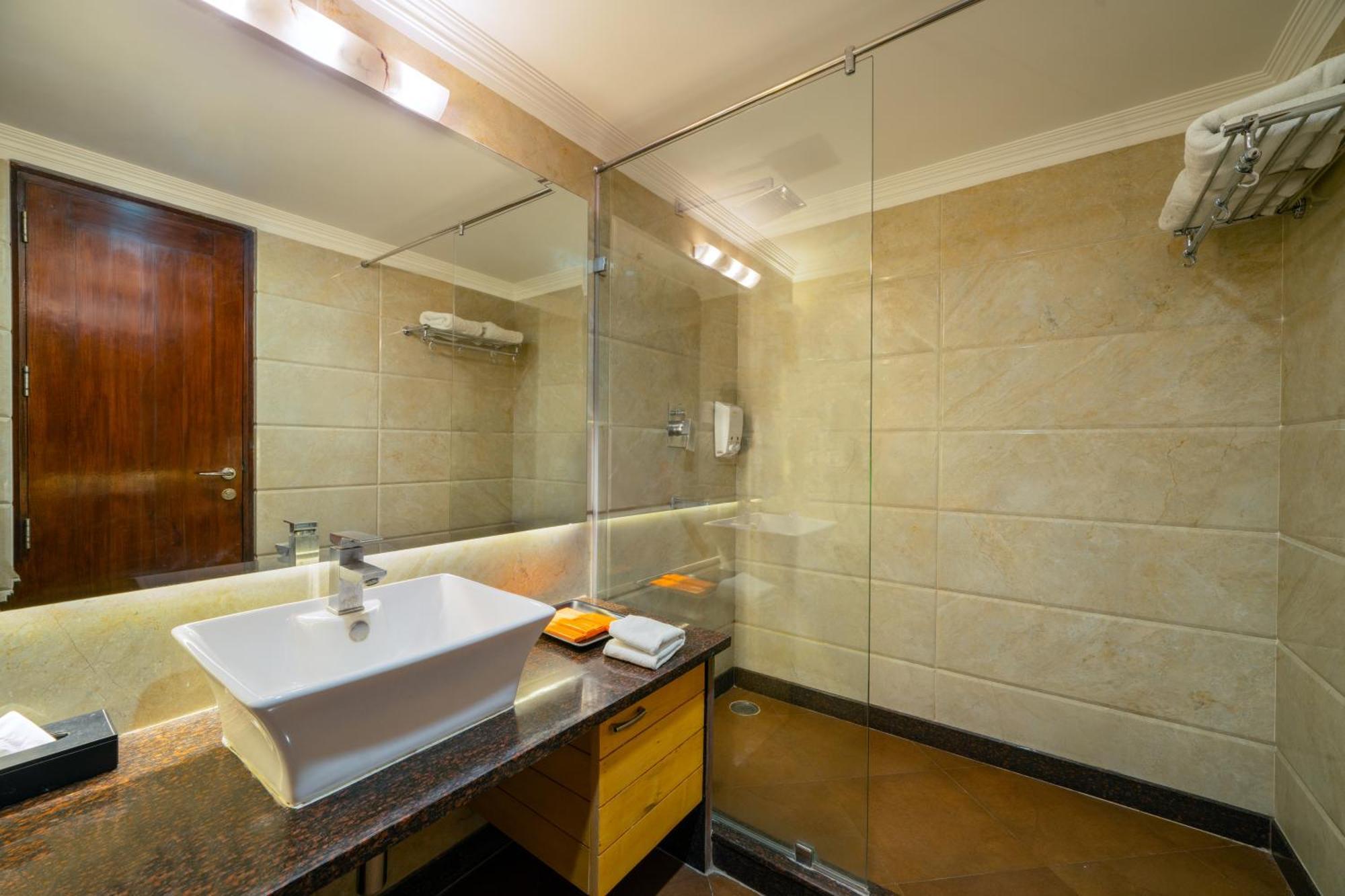 Hotel Saffron Leaf Dehradun Ngoại thất bức ảnh