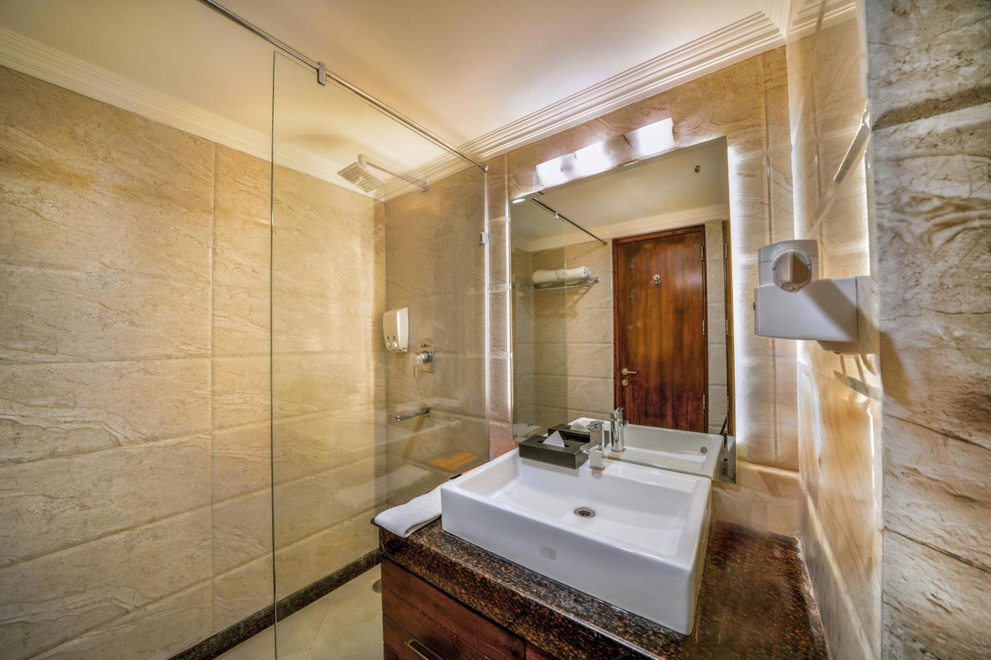 Hotel Saffron Leaf Dehradun Ngoại thất bức ảnh