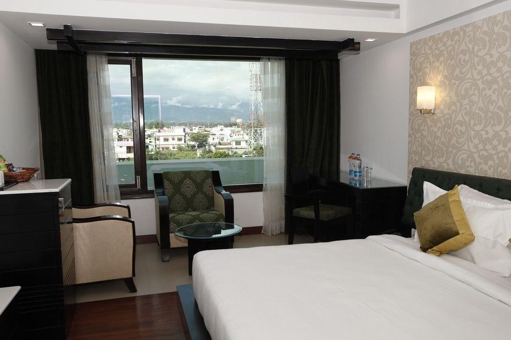 Hotel Saffron Leaf Dehradun Ngoại thất bức ảnh