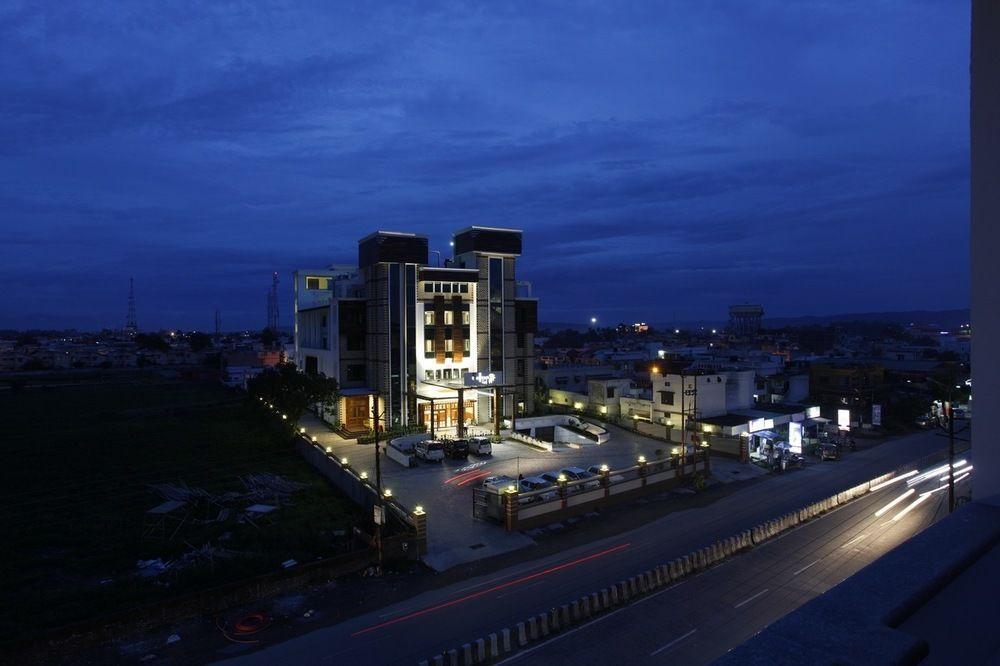 Hotel Saffron Leaf Dehradun Ngoại thất bức ảnh