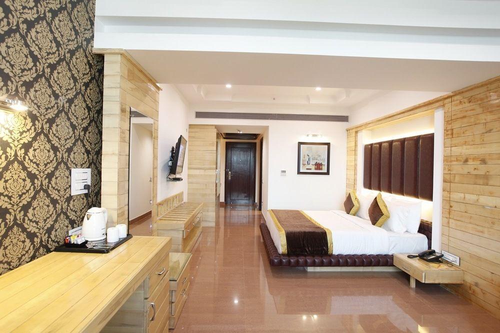 Hotel Saffron Leaf Dehradun Ngoại thất bức ảnh